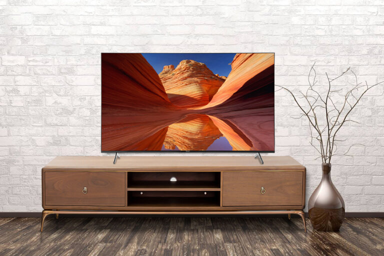 Empty interior of room with vase over brick wall background 3d rendering